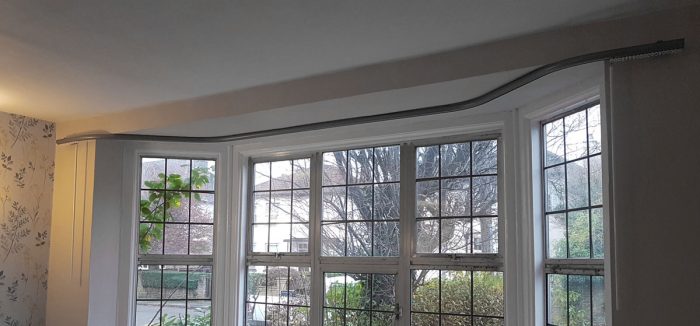Bay window curtain pole top fixed to ceiling