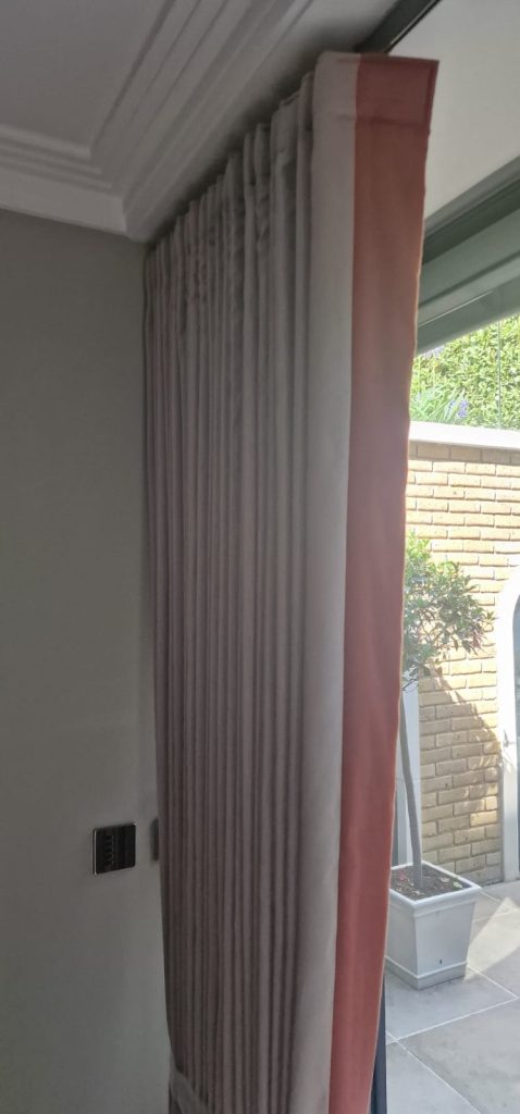Wave curtains with leading edge border