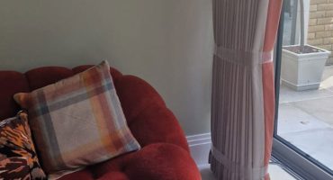 Wave curtains with leading edge border